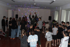 Школа позади, все на дискотеку!